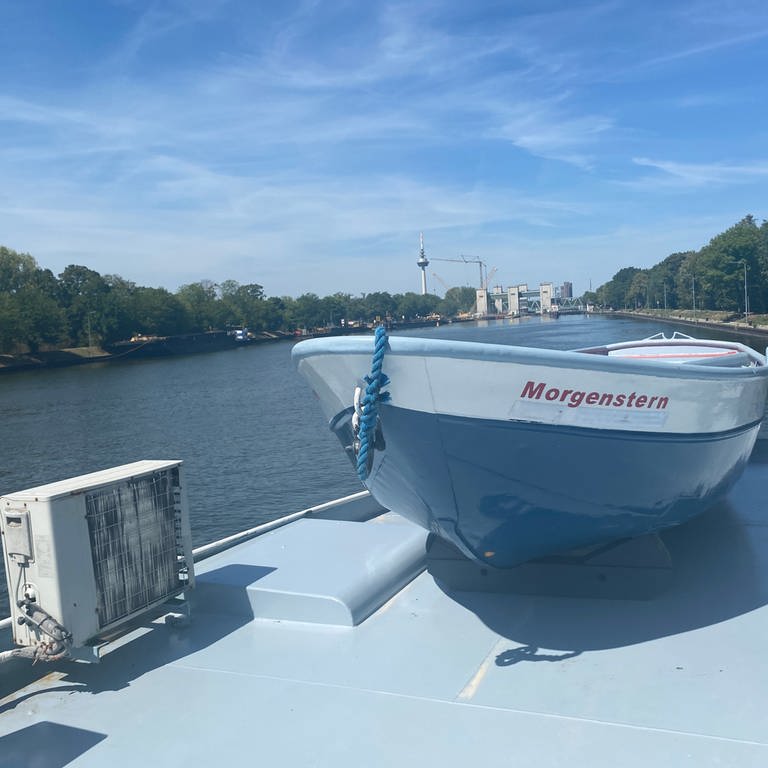 Binnenschiffe bekommen Niedrigwasser auf dem Rhein in Mannheim zu spüren. (Foto: SWR)