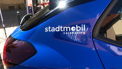 Firmenschriftzug auf einem CarSharing Auto (Foto: SWR)