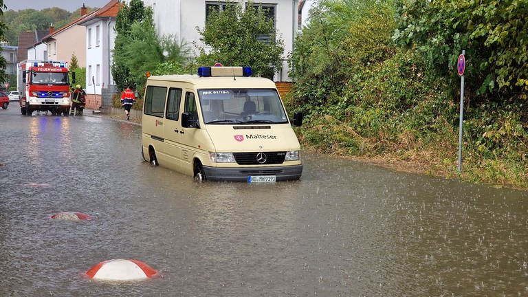 Starkregen setzte Straßen und Keller in Wiesloch unter Wasser. (Foto: dpa Bildfunk, picture alliance/dpa/Einsatz-Report24 | Marvin Riess)