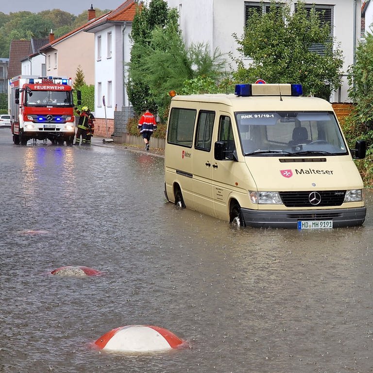 Starkregen setzte Straßen und Keller in Wiesloch unter Wasser. (Foto: dpa Bildfunk, picture alliance/dpa/Einsatz-Report24 | Marvin Riess)