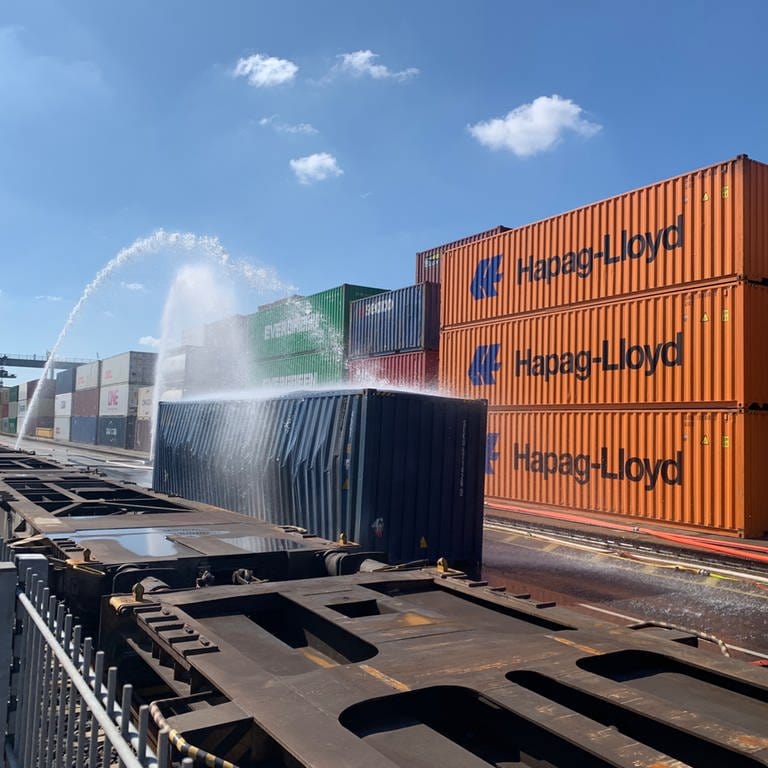 Der Container mit den Hydrosulfit-Fässern wird nach dem Chemieunfall am Mannheimer Hafen weiter gekühlt (Foto: SWR)