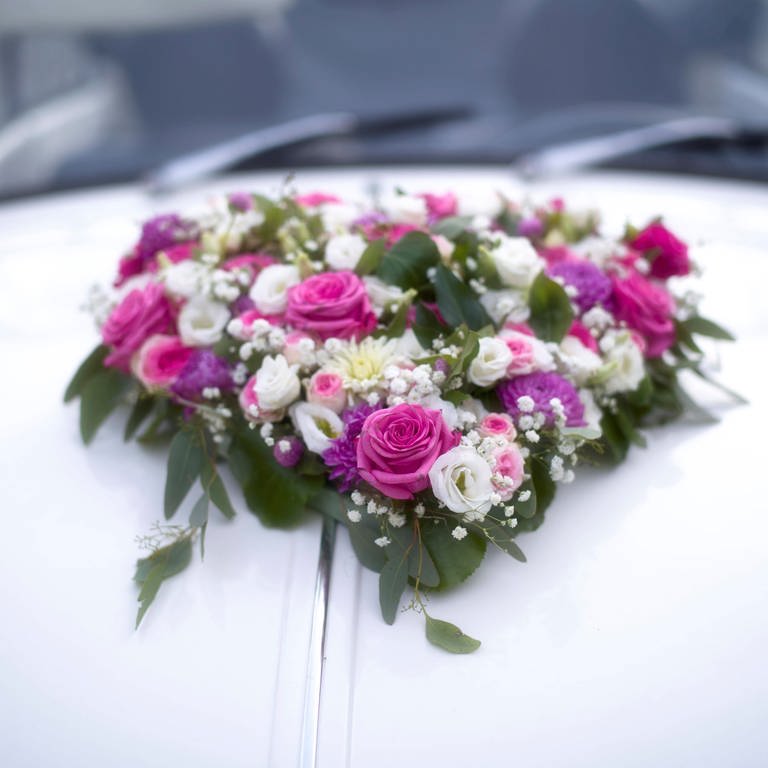 Blumenherz, Blumenschmuck auf geschmücktem Hochzeitsauto, Brautfahrzeug