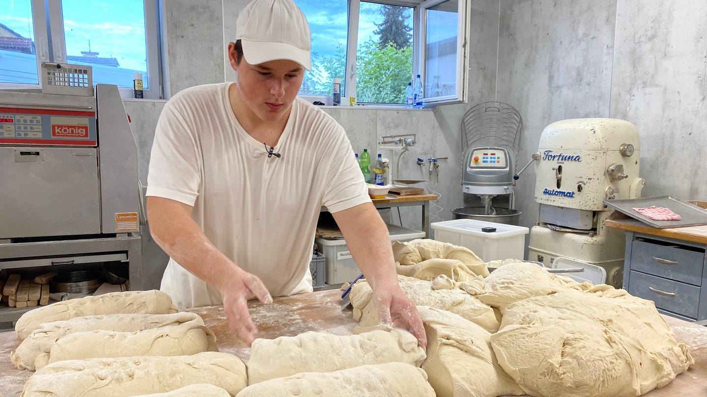 Bäcker-Azubi Niklas Raupp aus Neulußheim in der Backstube (Foto: SWR)