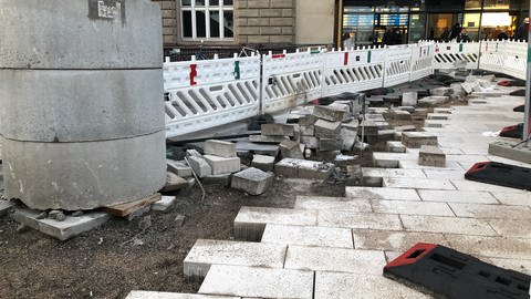 Vor dem Haupteingang des Mannheimer Hauptbahnhofs werden helle Pflastersteine verlegt (Foto: SWR)