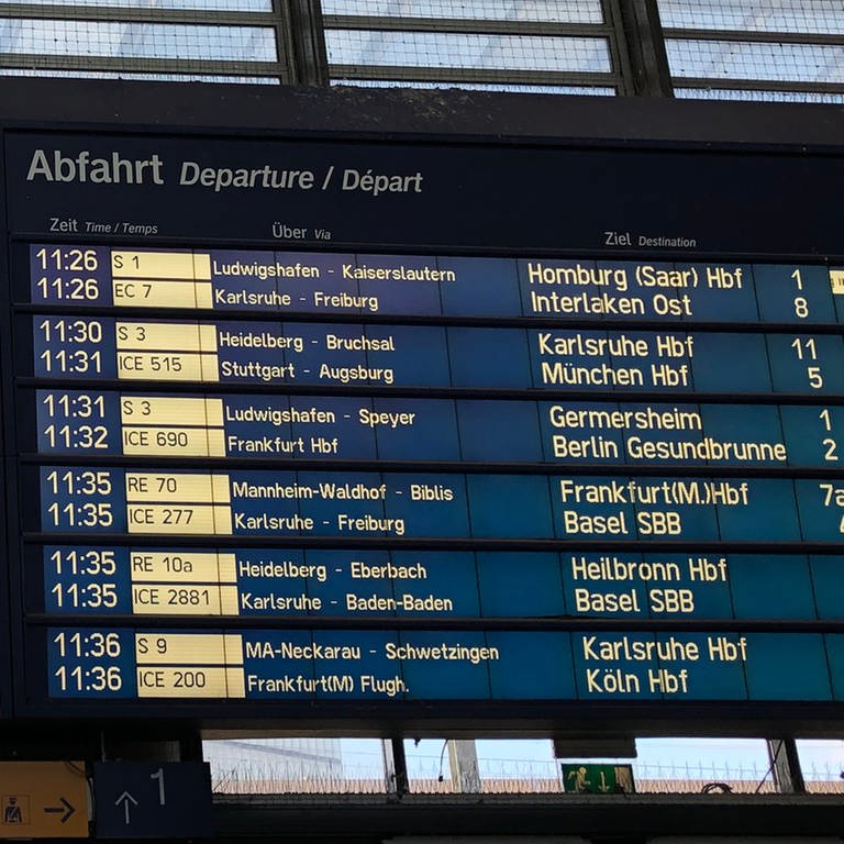 Abfahrtstafel Mannheim Hauptbahnhof (Foto: SWR)