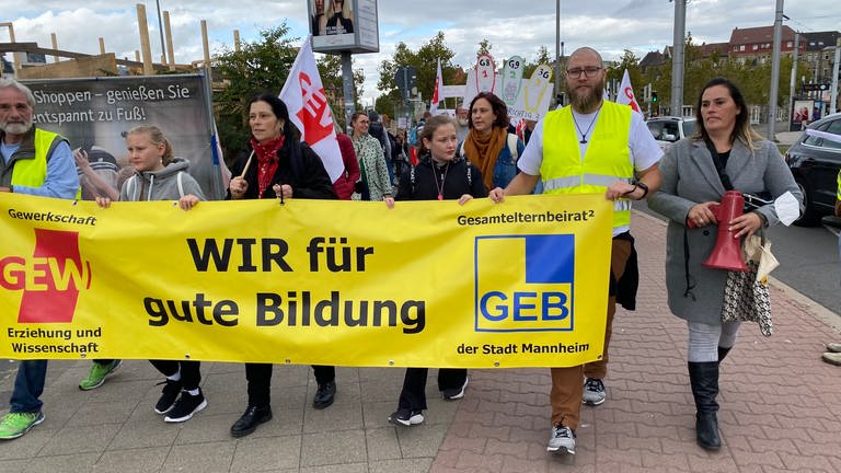 Die Demonstrierenden halten Spruchbänder in den Händen. Wie hier zum Beispiel mit der Aufschrift: "WIR für gute Bildung" (Foto: SWR)