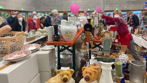 Heidelberger Pfennigbasar: Im Angebot sind auch skurrile Gegenstände, wie zum Beispiel große Teddybären aus Keramik.  (Foto: SWR)