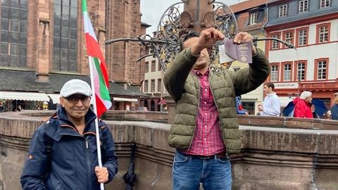 Bei der Kundgebung in Heidelberg zerreißt ein Teilnehmer seinen iranischen Pass. (Foto: SWR)