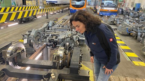 Die Werkstattleiterin Bianca Mösner macht sich Sorgen um fehlende Ersatzteile für die Fahrwerke. (Foto: SWR)