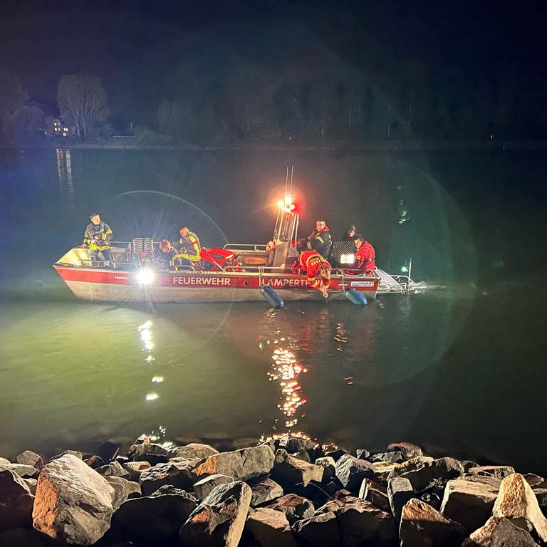 Ein Auto ist am Freitag in Lampertheim in den Rhein gerollt. Rettungskräfte der DLRG, der Feuerwehr und der Polizei waren im Einsatz. (Foto: DLRG Kreisverband Bergstraße e.V., Thomas Rech)
