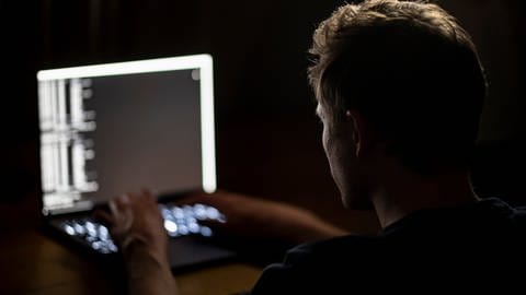 Ein Hacker sitzt vor seinem Computer