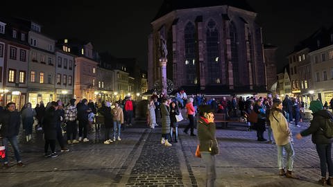 Menschen auf Marktplatz in Heidelberg vor Rathaus bei OB-Wahl (Foto: SWR)