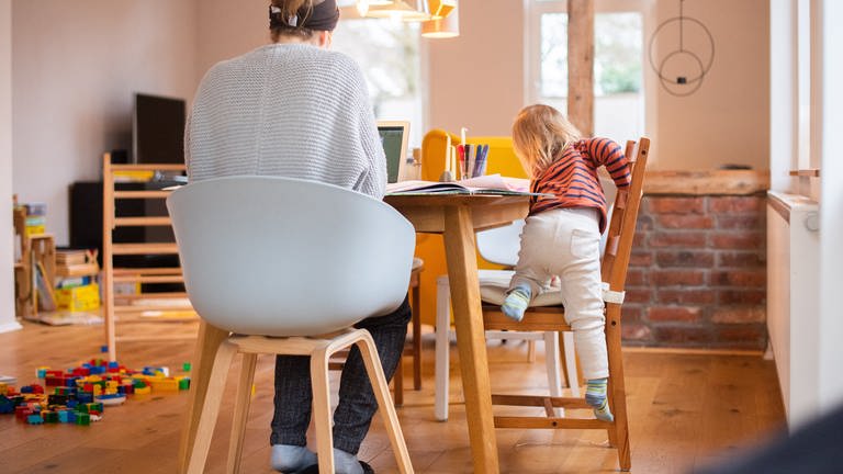Mutter sitzt am Tisch, Kind daneben auf Stuhl (Foto: dpa Bildfunk, picture alliance/dpa | Julian Stratenschulte)