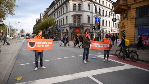Klimaaktivisten der  "Letzte Generation" blockieren die Sophienstrasse in Heidelberg (Foto: Priebe-Foto)