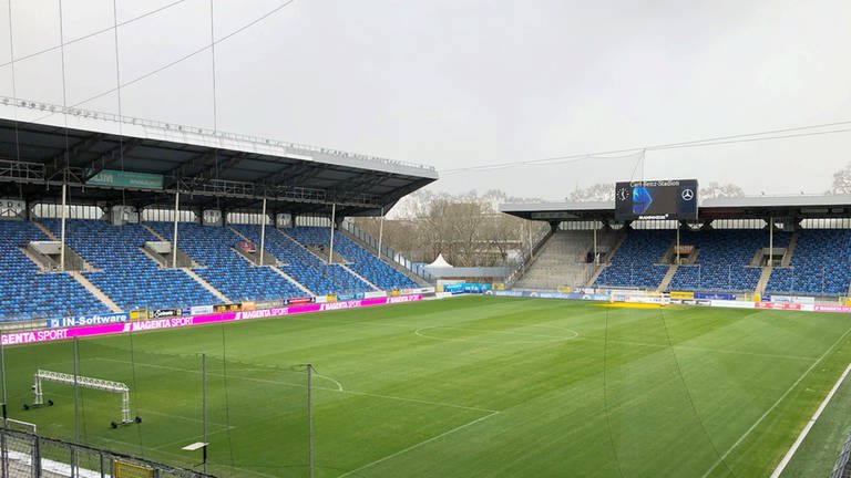 Blick von den Zuschauerrängen auf das Spielfeld des Carl-Benz-Stadion Mannheim (Foto: SWR)