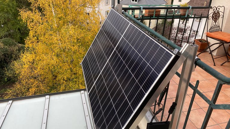 Ein Balkon mit einer Solaranlage in Heidelberg, (Foto: SWR)