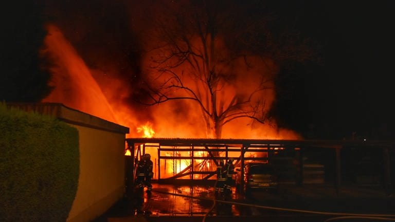Brennende Gartenhütte in Wiesloch (Foto: Einsatz-Report24)