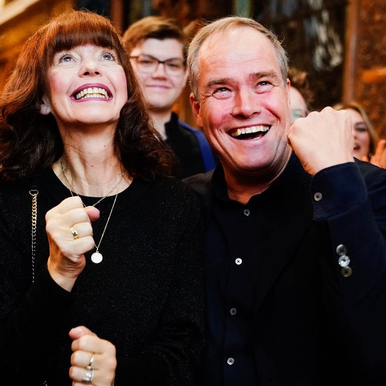 Eckart Würzner freut sich mit seiner Frau über Sieg bei OB-Wahl in Heidelberg (Foto: dpa Bildfunk, picture alliance/dpa | Uwe Anspach)