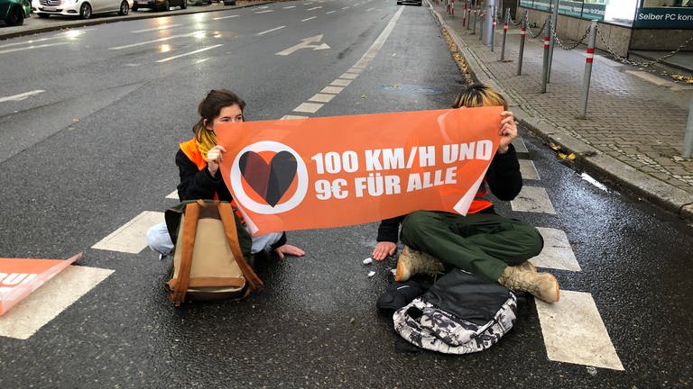 Klima-Aktivisten haben sich auf der Straße vor dem Mannheimer Hauptbahnhof festgeklebt (Foto: SWR)