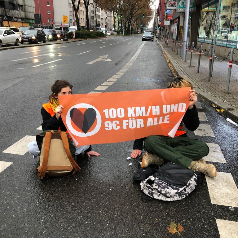 Klima-Aktivisten haben sich auf der Straße vor dem Mannheimer Hauptbahnhof festgeklebt (Foto: SWR)