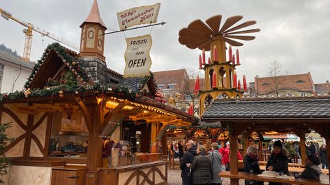 Die Weihnachtspyramide auf dem Heidelberger Weihnachtsmarkt steht jetzt am Universitätsplatz. (Foto: SWR)