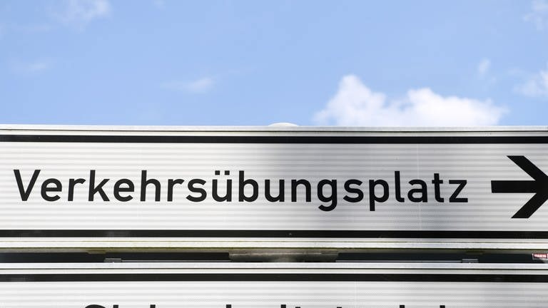 Schild an einem Verkehrsübungsplatz (Foto: dpa Bildfunk, picture alliance/dpa | Uli Deck)