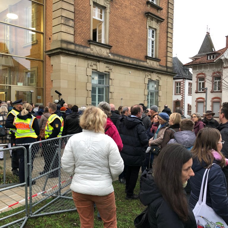 Unterstützer der Angeklagten vor dem Weinheimer Gerichtsgebäude (Foto: SWR)