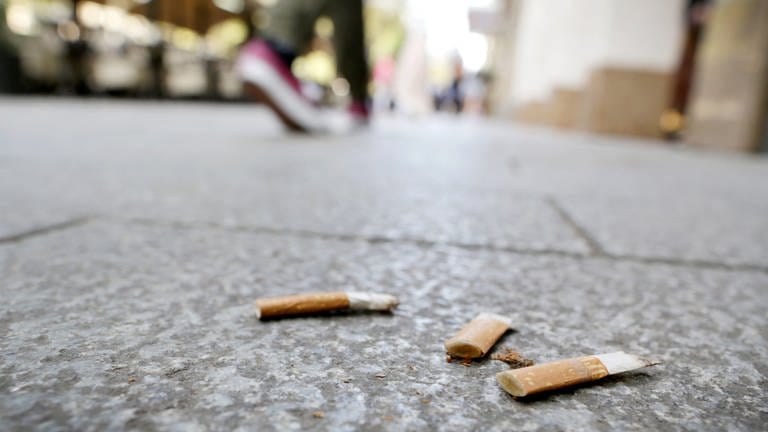 Zigarettenstummel auf dem Boden (Foto: dpa Bildfunk, picture alliance/dpa | Martin Gerten)