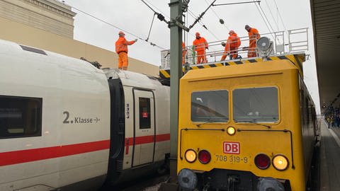 Arbeiter reparieren Oberleitung am Mannheimer Hauptbahnhof (Foto: SWR)