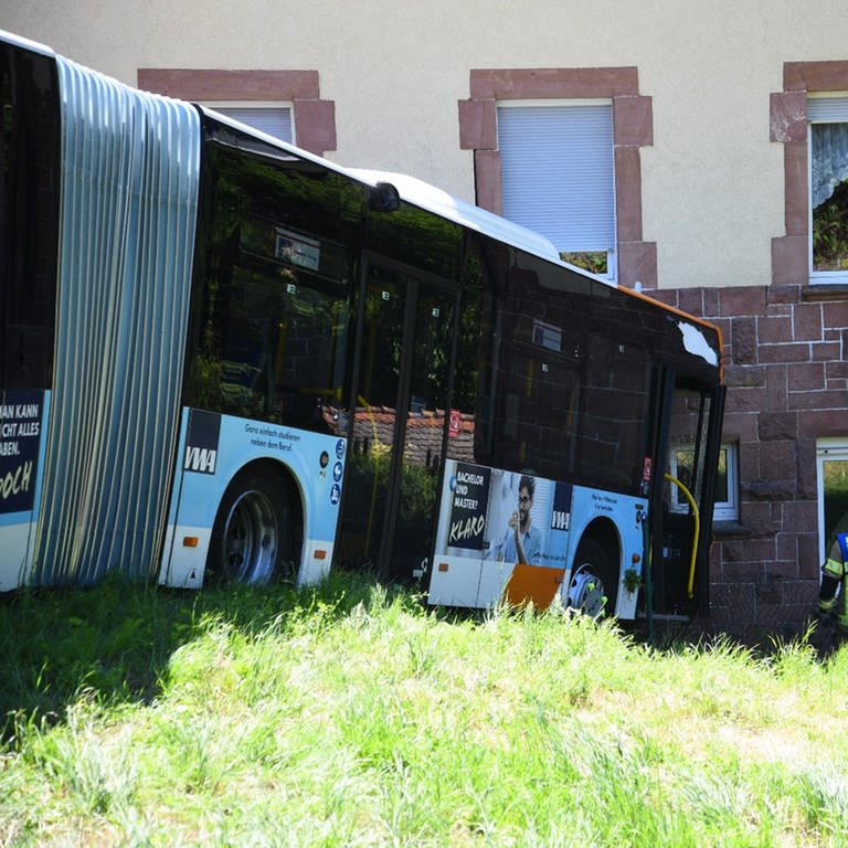 Der Linienbus krachte gegen ein Wohnhaus.  (Foto: SWR)