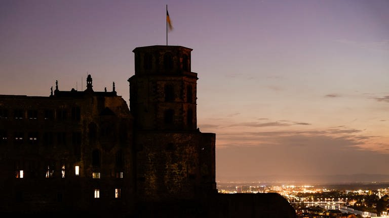 Das Heidelberger Schloss im Dunkeln - man sieht nur noch die Silhouette (Foto: dpa Bildfunk, picture alliance/dpa | Uwe Anspach)