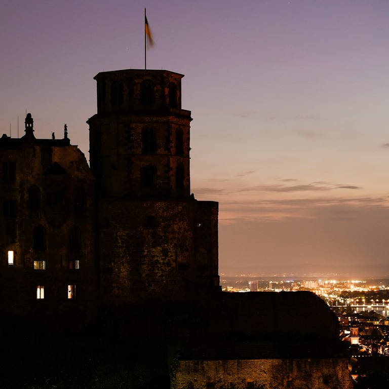 Das Heidelberger Schloss im Dunkeln - man sieht nur noch die Silhouette (Foto: dpa Bildfunk, picture alliance/dpa | Uwe Anspach)