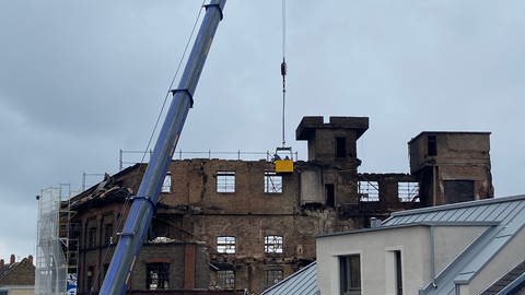 Das Industriegebäude ist so stark beschädigt, dass es nicht mehr zu retten ist (Foto: SWR)