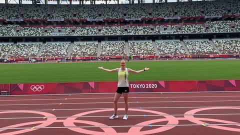 Die Leichtathletin Wessolly posiert alleine im leeren Olympiastadion in Tokio (Foto: Privat)