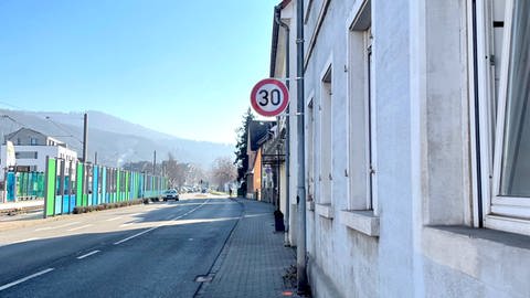 Tempo 30-Schild auf der B3 in Dossenheim (Foto: Pressestelle, Dossenheim)