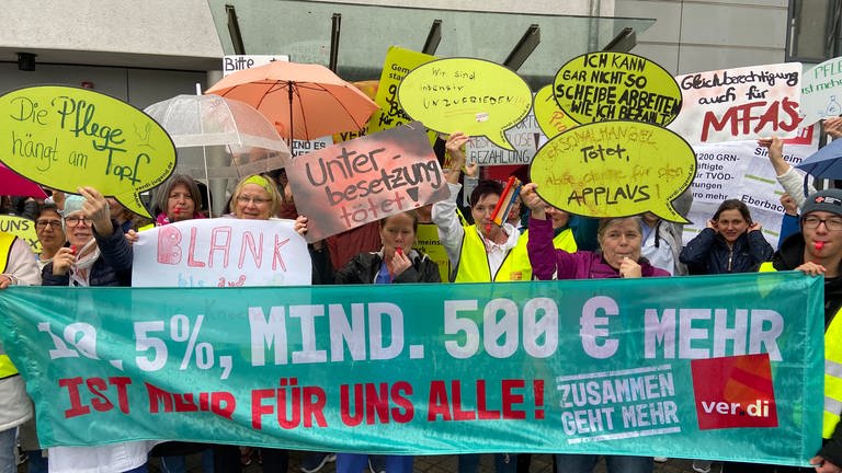 Beschäftigte der GRN-Klinik Schwetzingen streiken, weil sie Lohnkürzungen befürchten. (Foto: SWR)
