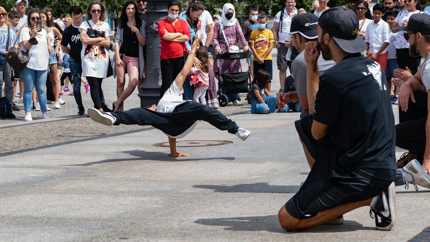 Mann macht Breakdance auf der Straße (Symbolbild) (Foto: dpa Bildfunk, picture alliance/dpa/dpa-Zentralbild | Paul Zinken)