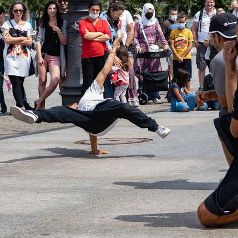 Mann macht Breakdance auf der Straße (Symbolbild)