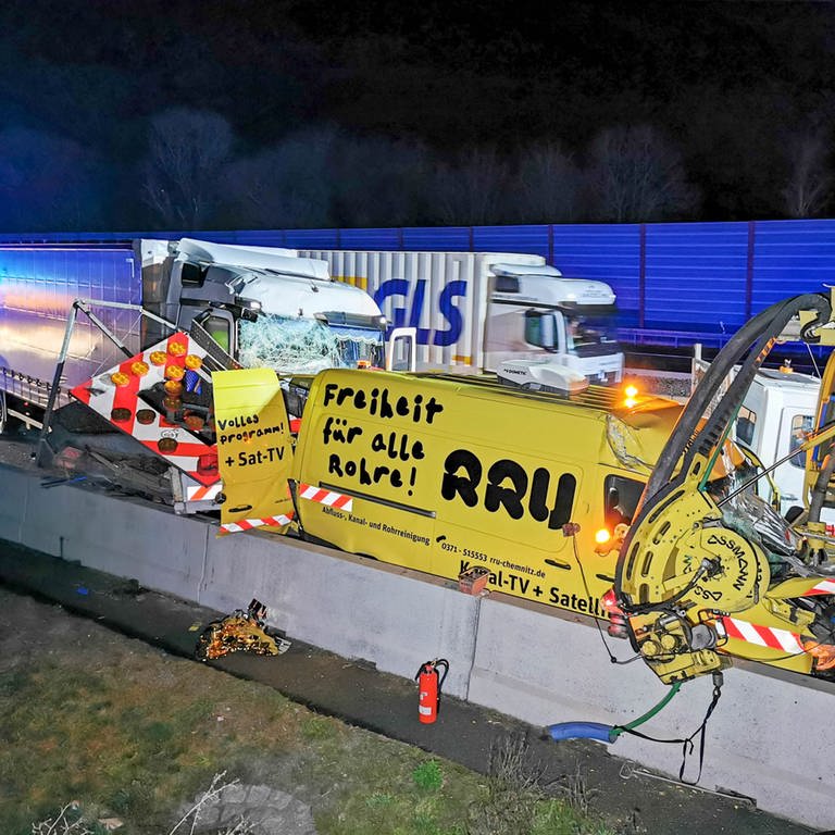Unfall auf der A6 bei Dielheim. Alle vier beteiligten Fahrzeuge mussten abgeschleppt werden (Foto: Julian Buchner / EinsatzReport24)