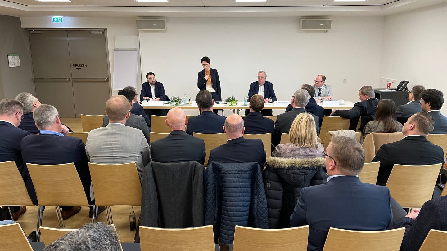 In Sinsheim hat sich Landes-Justiz- und Migrationsministerin Marion Gentges heute mit mehr als 20 Bürgermeisterinnen und Bürgermeistern aus dem Rhein-Neckar-Kreis getroffen. (Foto: SWR)