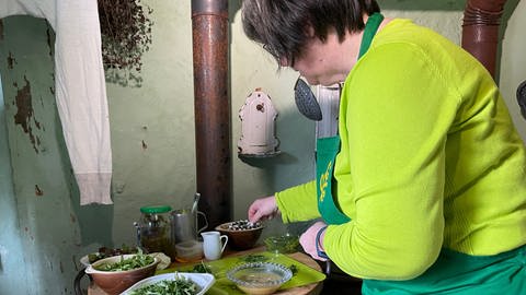 Eine Frau bereitet eine Speise zu. (Foto: SWR, 1000)