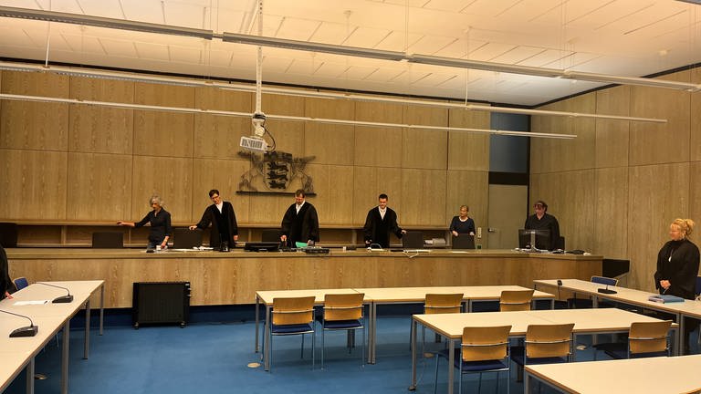 Zwei Richter und eine Richterin sowie die Schöffen am Mannheimer Landgericht (Foto: SWR)
