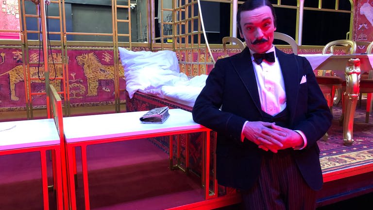 Der franco-belgischen Privatdetektiv Hercule Poirot steht in einem Wagon im "Orientexpress". (Foto: SWR)