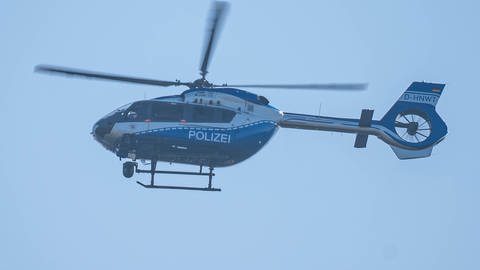 Ein Polizeihubschrauber in der Luft. (Foto: dpa Bildfunk, picture alliance/dpa | Markus Klümper)