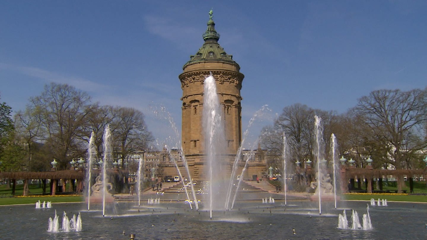 Wasserspiele am Wasserturm in Mannheim (Foto: SWR)