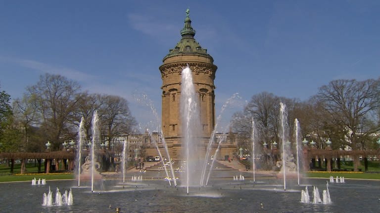 Wasserspiele am Wasserturm in Mannheim