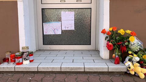 Blumen, Kerzen und Kuscheltiere an Eingangstür eines Wohnhauses in Hockenheim (Foto: SWR)