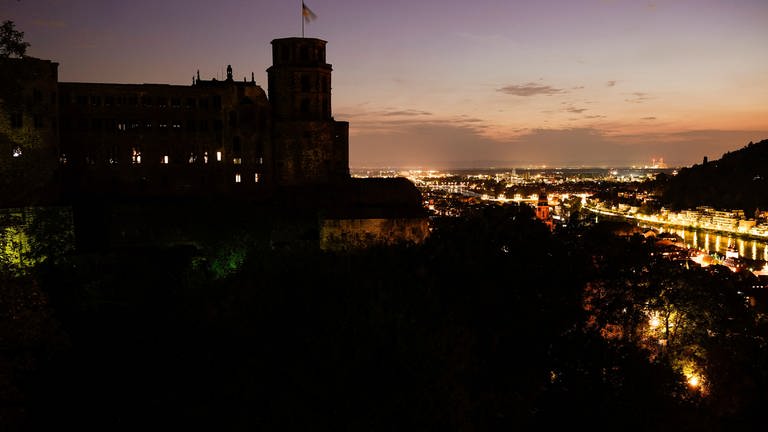 Die Silhouette des nicht mehr angeleuchteten Heidelberger Schlosses. Das Land Baden-Württemberg will angesichts des drohenden Gasmangels beim Energiesparen mit gutem Beispiel vorangehen und stellt an Schlössern, Burgen und Klöstern nachts das Licht aus.