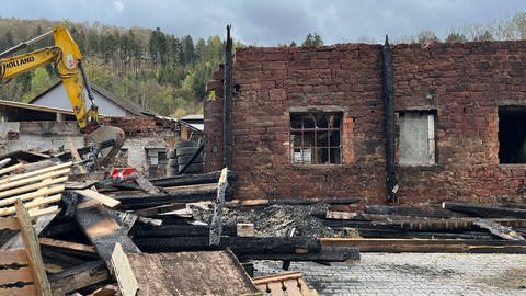 Aufräumarbeiten an der abgebrannten Linkenmühle bei Walldürn (Foto: SWR)