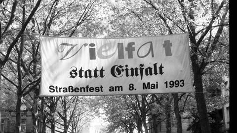 Banner zwischen Bäumen Straßenfest "Vielfalt statt Einfalt" in Mannheim (Foto: Marchivum Mannheim)